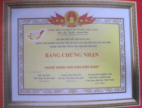 Vinh danh hay trục lợi?