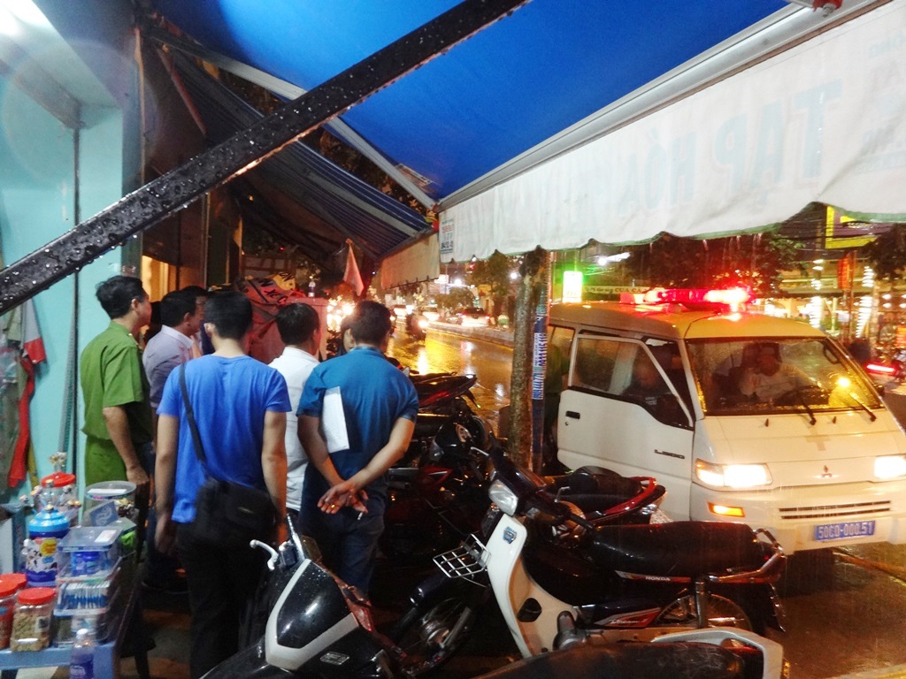 Đưa x&aacute;c nạn nh&acirc;n về nh&agrave; x&aacute;c phục vụ cho c&ocirc;ng t&aacute;c kh&aacute;m nghiệm tử thi