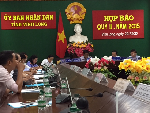&Ocirc;ng Học cho biết tại buổi họp b&aacute;o, &ocirc;ng B&eacute; Tư đ&atilde; thắt cổ tự tử tại trụ sở c&ocirc;ng an x&atilde;