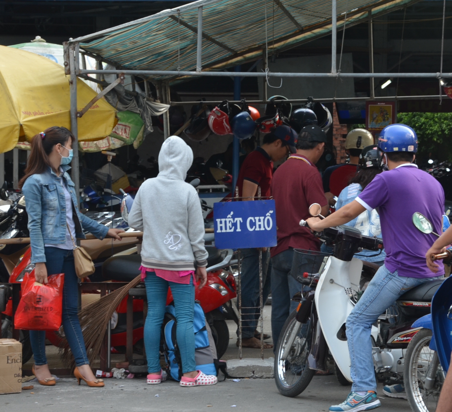 B&atilde;i giữ xe trong bến rơi v&agrave;o t&igrave;nh trạng qu&aacute; tải
