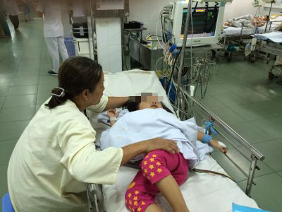 Tưởng thuốc là kẹo, bé gái ăn liền 20 viên