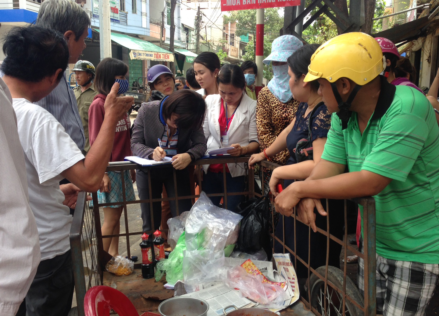 Lực lượng chức năng đ&igrave;nh chỉ cơ sở b&aacute;n b&aacute;nh m&igrave; g&acirc;y ngộ độc s&aacute;ng 25-4. Ảnh: T.Trực