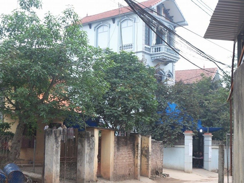Nghi án nửa đêm bố tưới xăng đốt con gái rồi tự thiêu