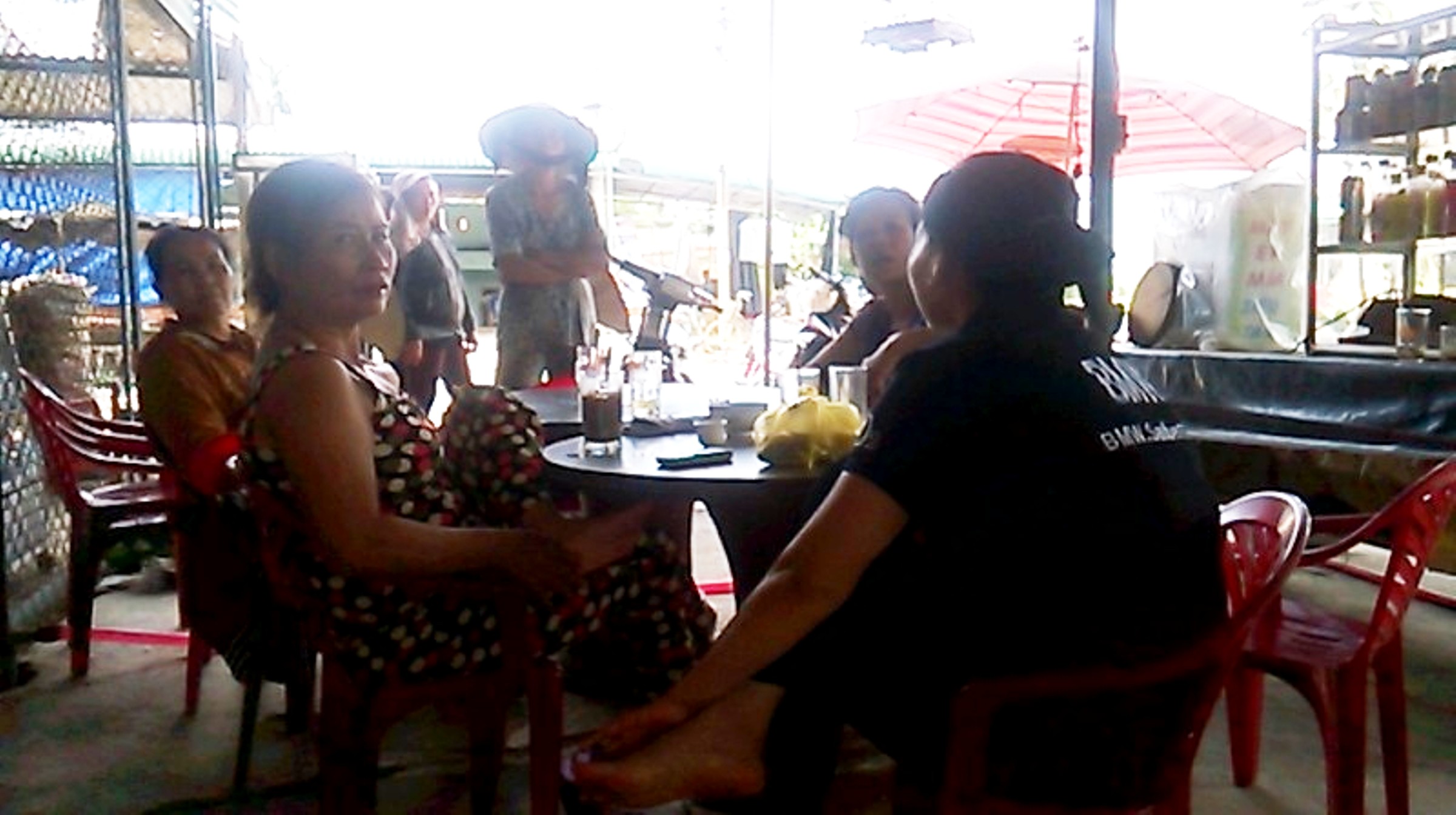 Người d&acirc;n hoang mang b&agrave;n t&aacute;n x&ocirc;n xao