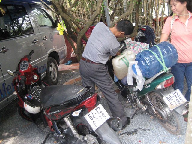 Người đ&agrave;n &ocirc;ng n&agrave;y ở tận Đồng Nai cũng xuống hứng nước đem về sử dụng