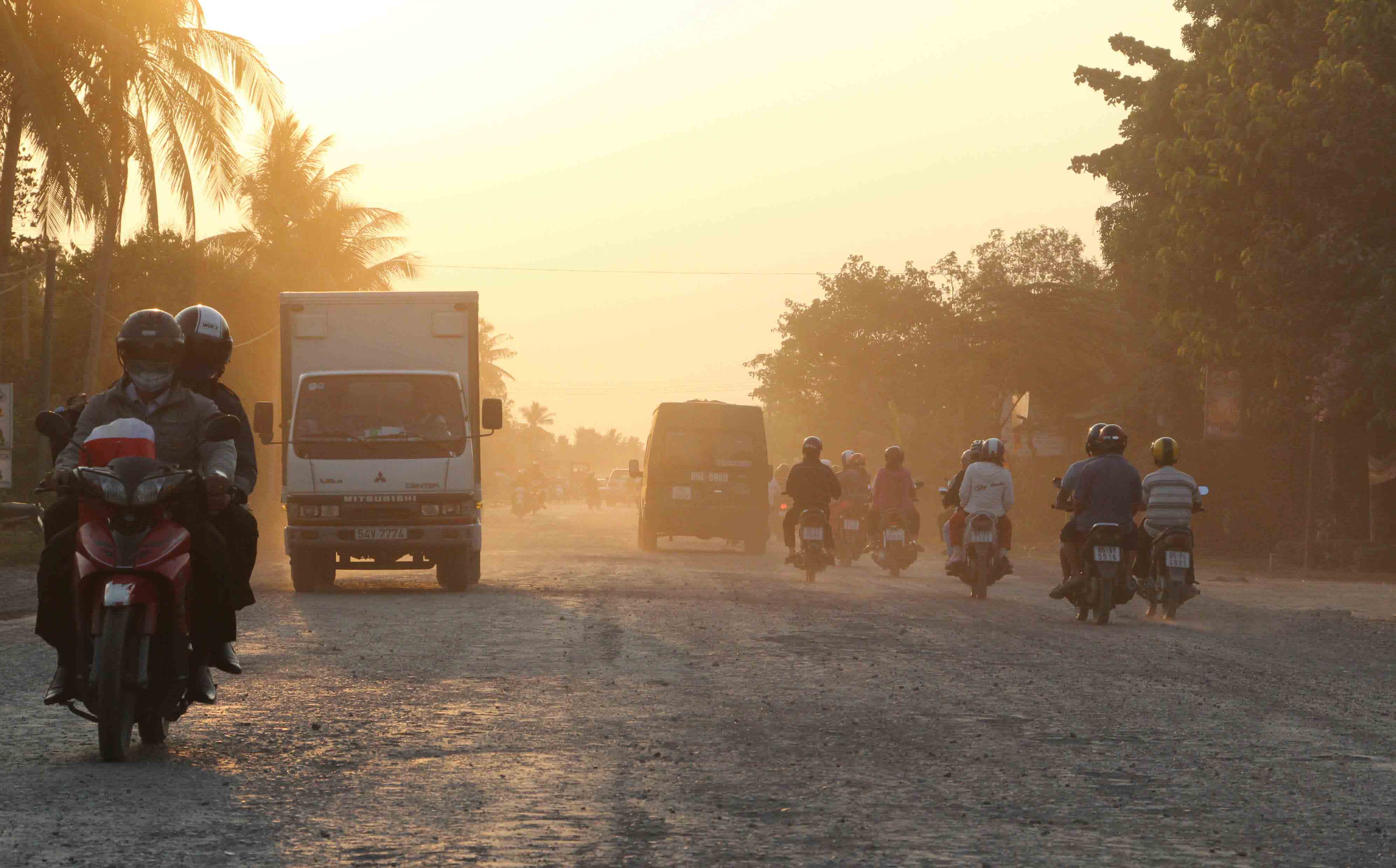 Người d&acirc;n tham gia giao th&ocirc;ng tr&ecirc;n QL 91 qua đoạn phường Thới Long, quận &Ocirc; M&ocirc;n h&agrave;ng ng&agrave;y phải h&iacute;t &ldquo;no&rdquo; bụi.