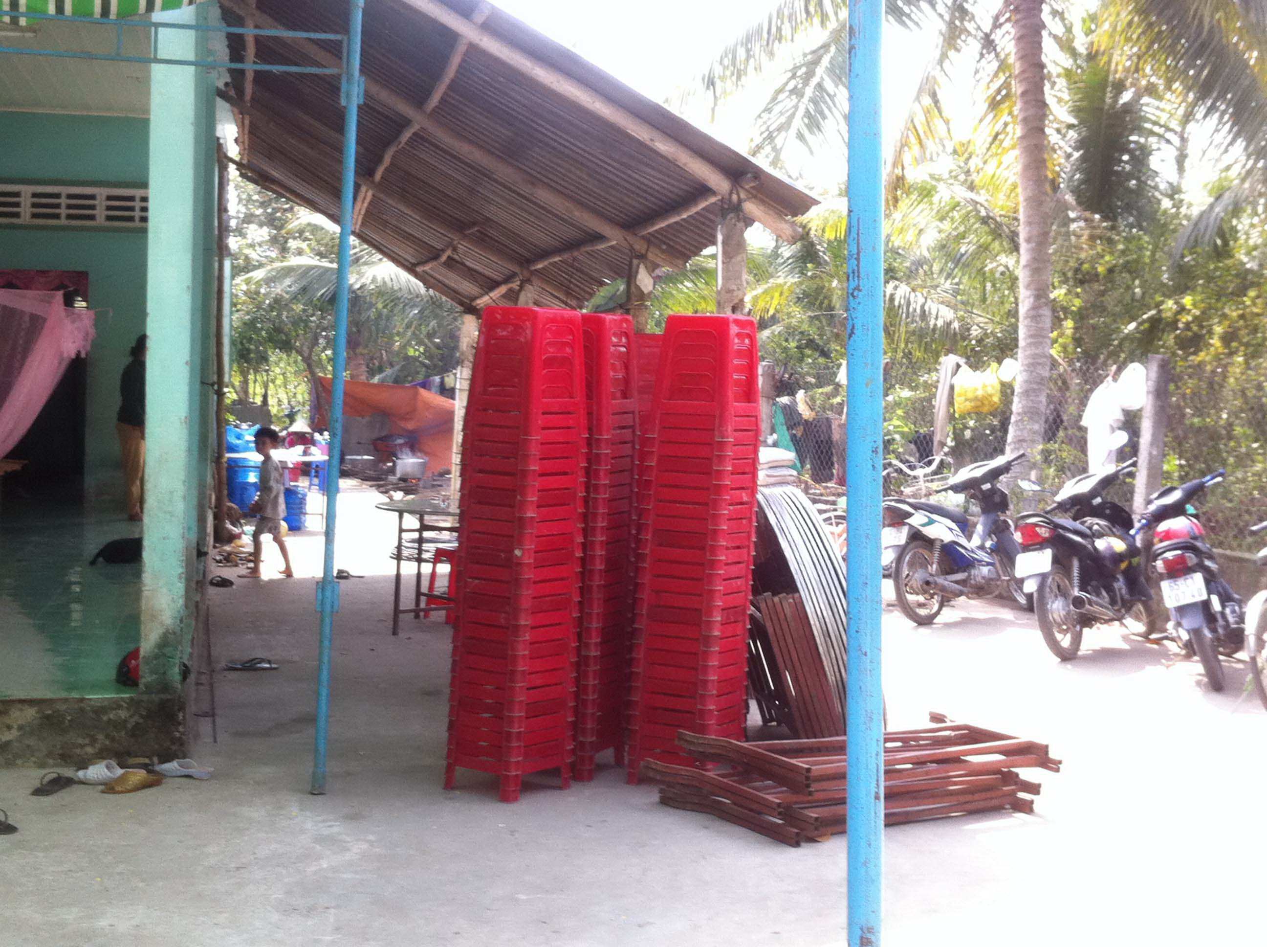 Người th&acirc;n chuẩn bị lo hậu sự cho nạn nh&acirc;n