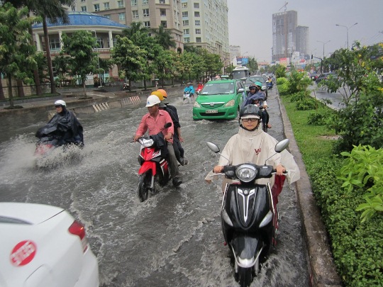 Người đi xe m&aacute;y phải lưu th&ocirc;ng trong l&agrave;n đường &ocirc; t&ocirc; để tr&aacute;nh nước ngập, g&acirc;y nguy cơ xảy ra tai nạn giao th&ocirc;ng rất cao