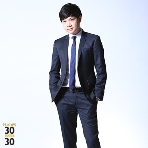 Nguyễn Trung T&iacute;n tốt nghiệp đại học Melbourne (&Uacute;c) năm 2011. Ban đầu T&iacute;n tập sự tại tập đo&agrave;n Trung Thuỷ với vị tr&iacute; một nh&acirc;n vi&ecirc;n tiếp thị thực tập. Sau một thời gian, T&iacute;n khởi nghiệp kinh doanh ri&ecirc;ng bằng c&aacute;ch vay gia đ&igrave;nh 10 tỉ đồng mở Sin Lounge.