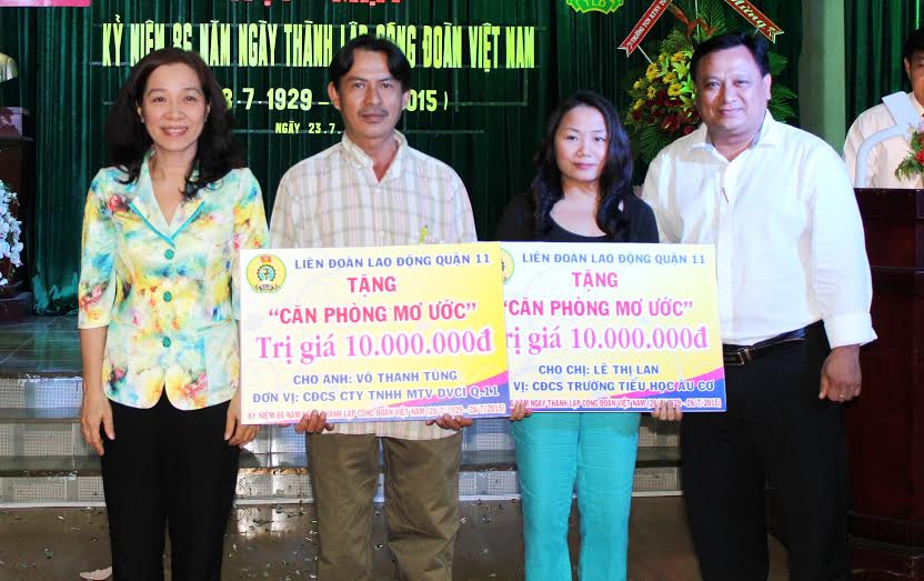 Đại diện lãnh đạo quận 11 trao tiền hỗ trợ của chương trình “Căn phòng mơ ước” cho đoàn viên nghèo