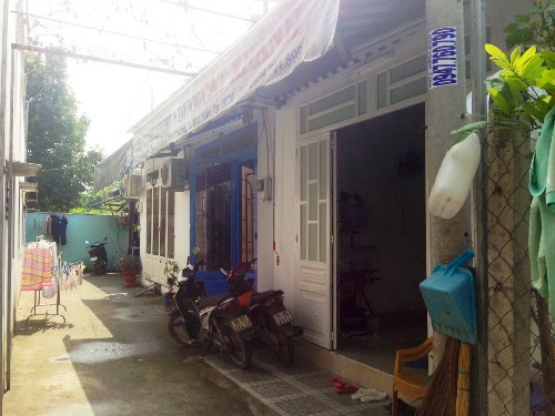 Làm giàu trên thân phận người nghèo