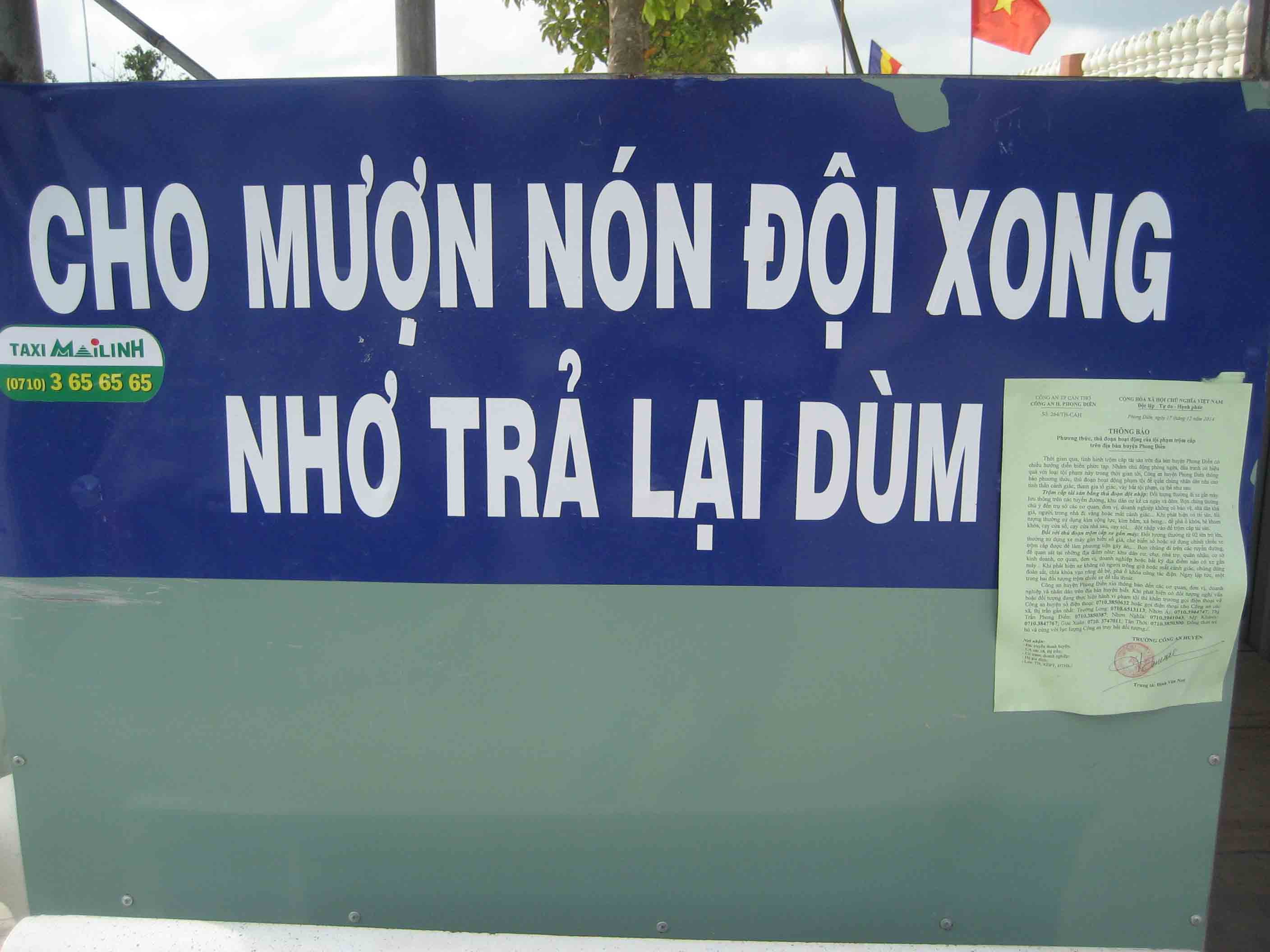 Nhà chùa cho mượn nón lá đội miễn phí để tránh nắng