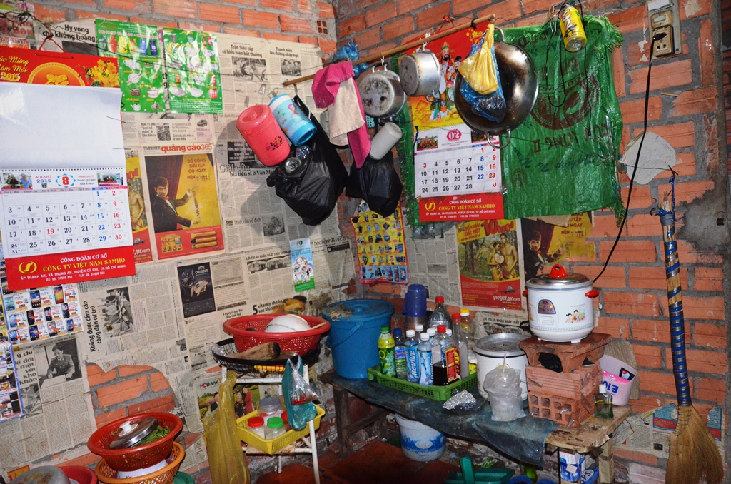 B&ecirc;n trong một nh&agrave; trọ c&ocirc;ng nh&acirc;n