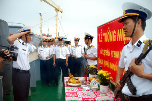 Tưởng niệm c&aacute;c liệt sĩ nh&agrave; gi&agrave;n DK1 đ&atilde; anh dũng hy sinh