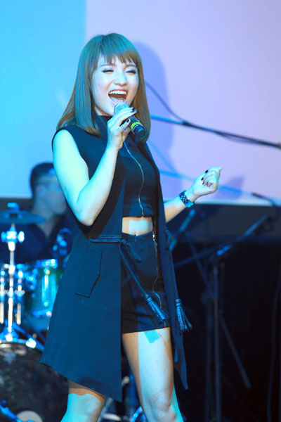 Nhật Thủy được nhạc sĩ Anh Qu&acirc;n ưu &aacute;i 2 s&aacute;ng t&aacute;c mới của m&igrave;nh l&agrave; Những tho&aacute;ng y&ecirc;u v&agrave; Ng&agrave;y c&oacute; anh trong album đầu tay Tỉnh giấc