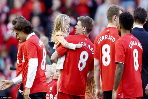 Đồng đội măc áo số 8 để tri ân Gerrard vì những đóng góp của anh cho Liverpool