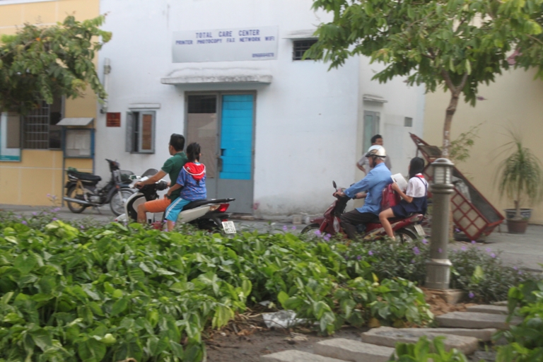 D&ugrave; biết l&agrave; bị xử phạt học sinh kh&ocirc;ng đội mũ bảo hiểm nhưng nhiều phụ huynh vẫn kh&ocirc;ng thực hiện cho con em