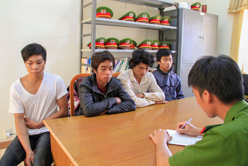 Bắt nhiều đối tượng có hành vi côn đồ