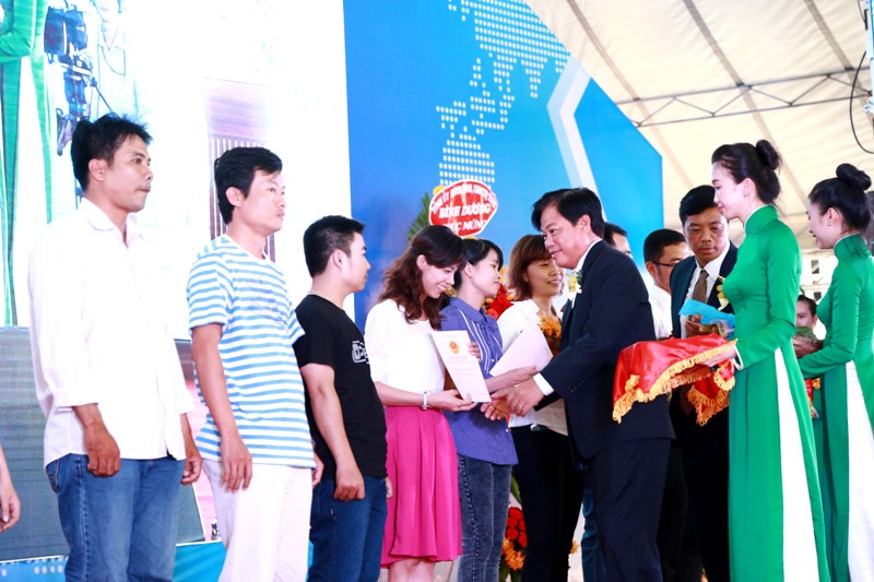 S&aacute;ng 3-4, nhiều hộ d&acirc;n trả xong tiền mua căn hộ n&ecirc;n được ch&iacute;nh quyền cấp giấy chủ quyền trực tiếp