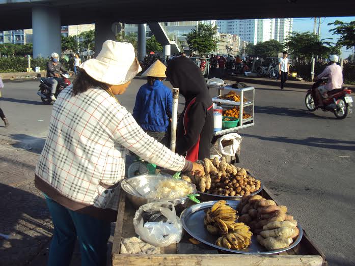 Ai đàm bảo sức khỏe về lâu dài cho công nhân với những phần ăn sáng không đủ dinh dưỡng ẢNH: CÔNG DANH