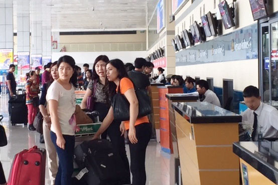 Kết luận thanh tra cho thấy c&ocirc;ng t&aacute;c tổ chức c&aacute;n bộ, cơ chế t&agrave;i ch&iacute;nh, kiểm tra gi&aacute;m s&aacute;t an ninh của c&aacute;c cảng vụ h&agrave;ng kh&ocirc;ng c&ograve;n nhiều hạn chế, tồn tại. Ảnh: L&agrave;m thủ tục tại s&acirc;n bay Nội B&agrave;i (H&agrave; Nội)