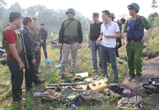 Đấu súng với 28 kẻ buôn ma túy, thu 160 bánh heroin, 3 súng AK