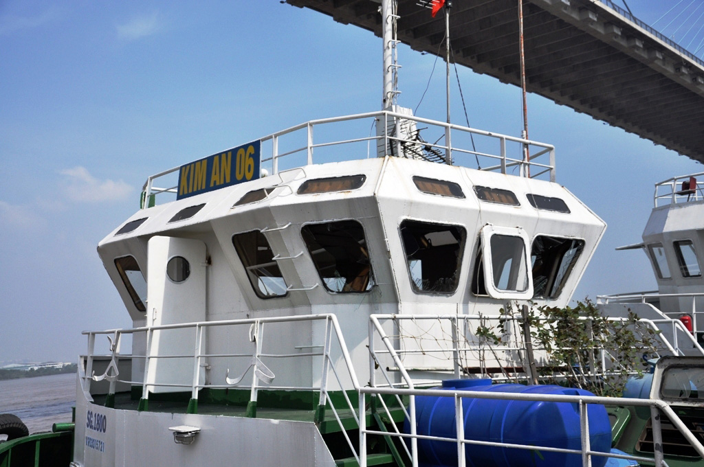 K&iacute;nh chắn gi&oacute; tr&ecirc;n cabin tr&ecirc;n t&agrave;u lai dắt bể n&aacute;t