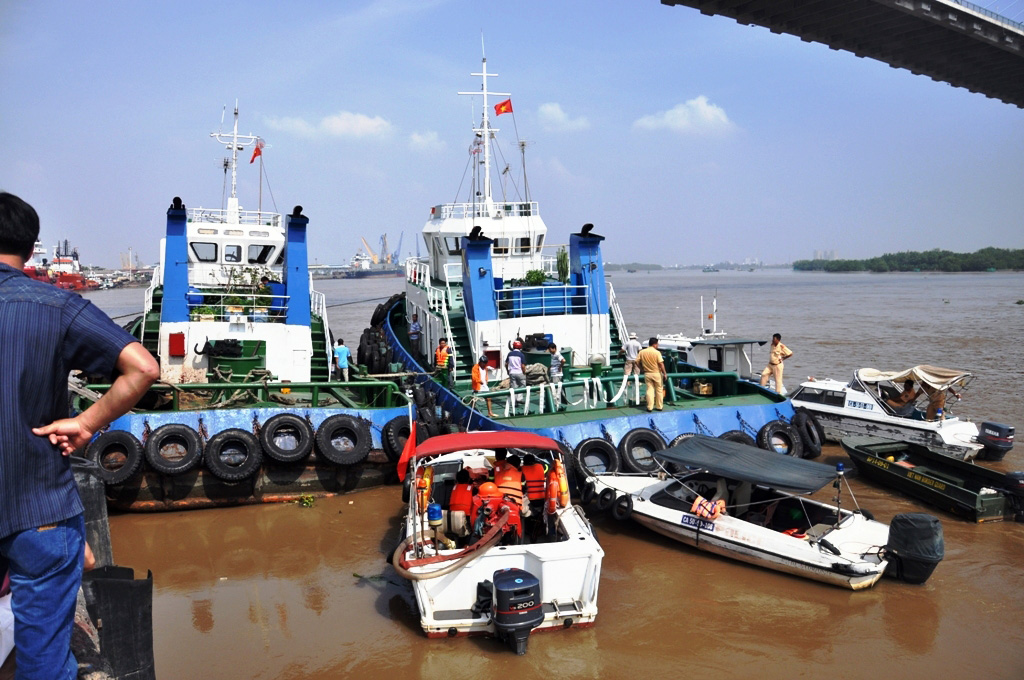 Thời điểm xảy ra vụ nổ t&agrave;u lai dắt Kim An 06 c&ugrave;ng một t&agrave;u kh&aacute;c c&ugrave;ng h&atilde;ng đang neo đậu gần khu vực cầu Ph&uacute; Mỹ chờ k&eacute;o c&aacute;c t&agrave;u lớn v&agrave;o cảng