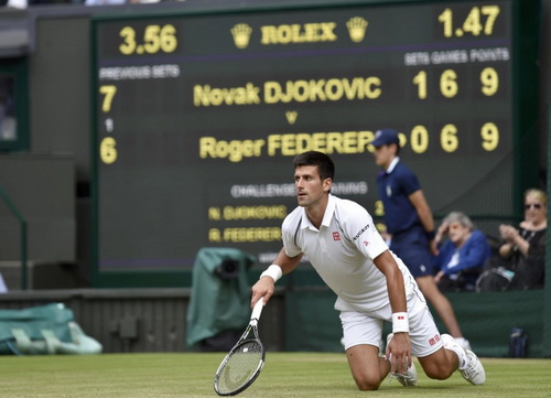 Djokovic đứng lên từ những vấp váp còn Federer thì không thể