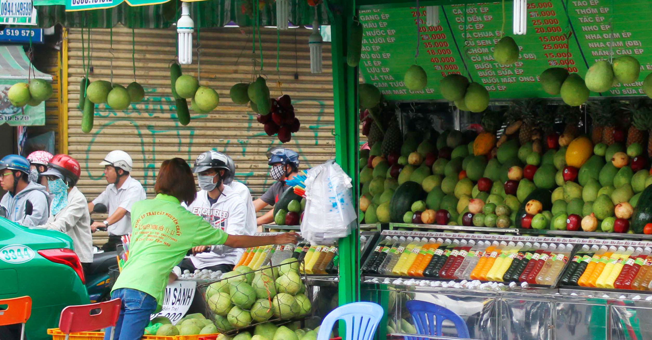 Một cửa hàng bán nước ép trái cây trên đường Nguyễn Thị Minh Khai cũng thu hút rất nhiều khách hàng