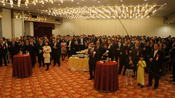 Gần 300 người đại diện cho ch&iacute;nh quyền, doanh nghiệp, hội đo&agrave;n, tổ chức hữu nghị với Việt Nam, bạn b&egrave; quốc tế tại khu vực Kansai đ&atilde; tham dự buổi gặp mặt mừng xu&acirc;n