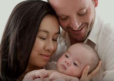 Bé trai gốc Việt sinh ra từ tinh trùng đông lạnh 23 năm