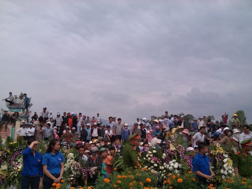 Người và hoa tại nghĩa trang gia tộc của ông Nguyễn Bá Thanh