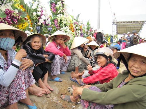 Nhiều người dân chờ đưa tiễn ông Nguyễn Bá Thanh tại quê nhà