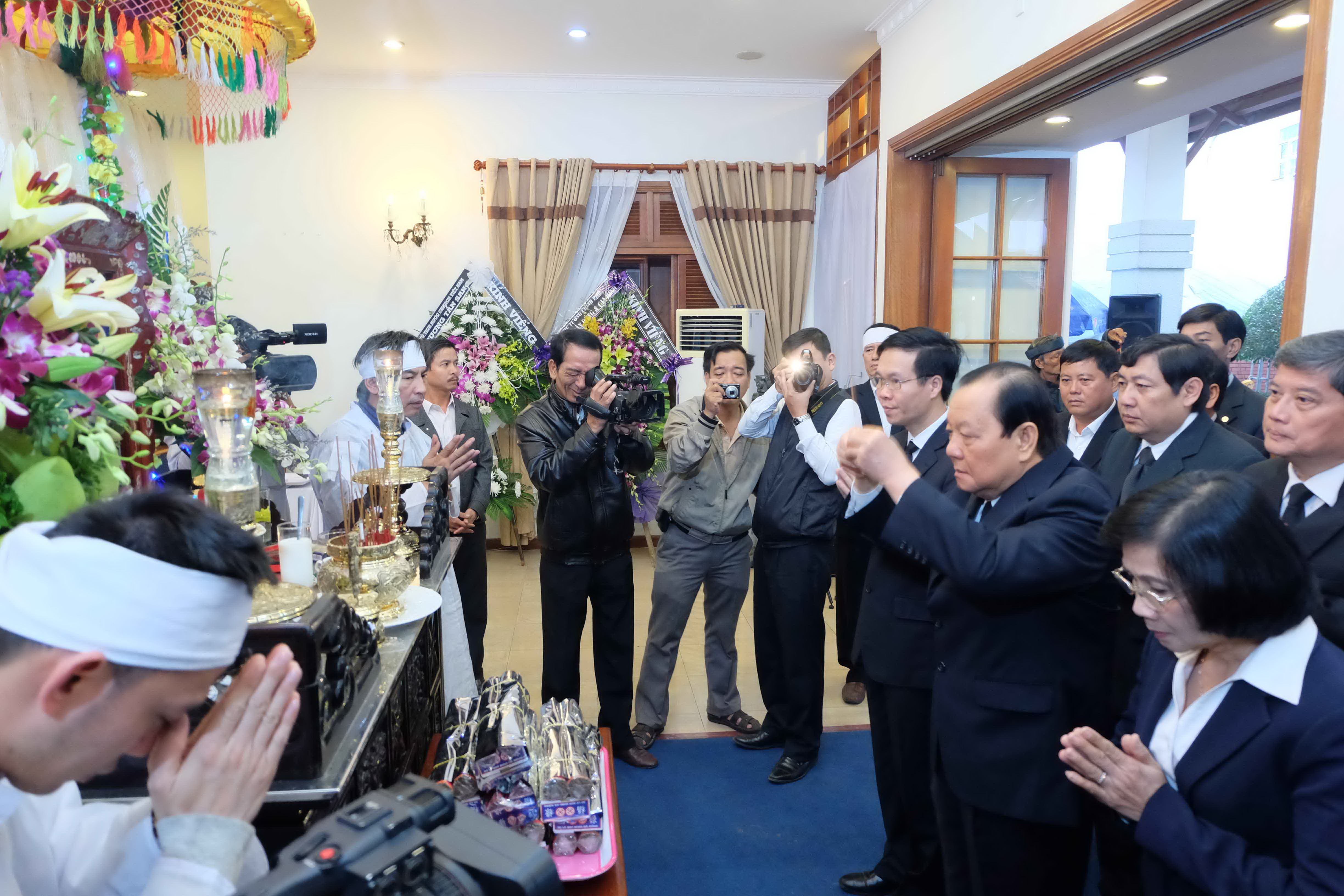 &Ocirc;ng L&ecirc; Thanh Hải v&agrave; đo&agrave;n TP HCM viếng &ocirc;ng Nguyễn B&aacute; Thanh