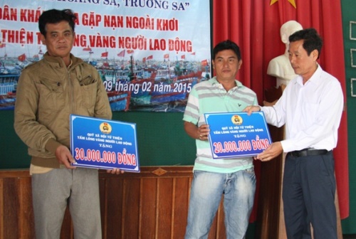 Ông Lê Xuân Hải, Phó Chủ tịch LĐLĐ tỉnh Khánh Hòa trao tiền hỗ trợ cho các ngư dân