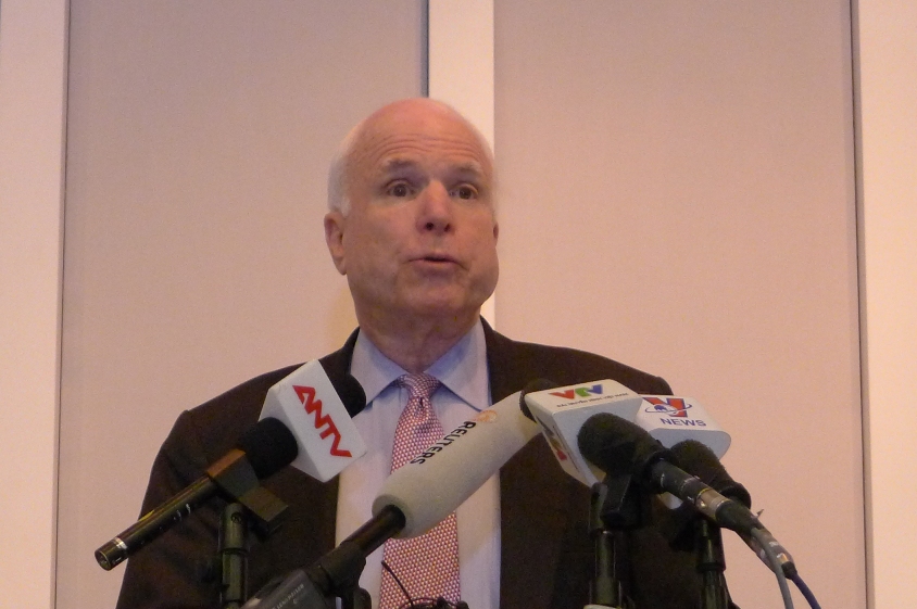 Thượng nghị sĩ John McCain gặp gỡ b&aacute;o ch&iacute; trong lần đến Việt Nam v&agrave;o th&aacute;ng 8-2014. Ảnh: Dương Ngọc