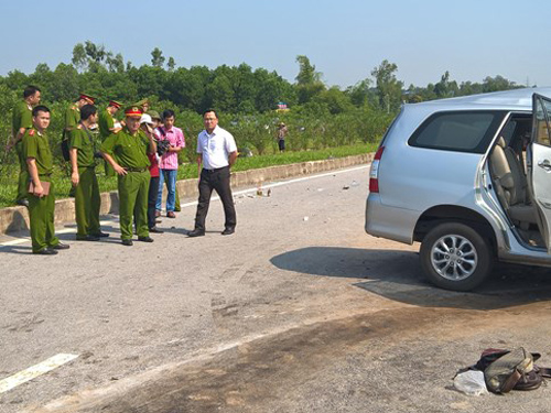 &Ocirc;ng Khuất Việt H&ugrave;ng (&aacute;o trắng) c&oacute; mặt tại hiện trường để chỉ đạo việc khắc phục hậu quả vụ tai nạn thảm khốc - Ảnh: Ủy ban ATGT Quốc gia