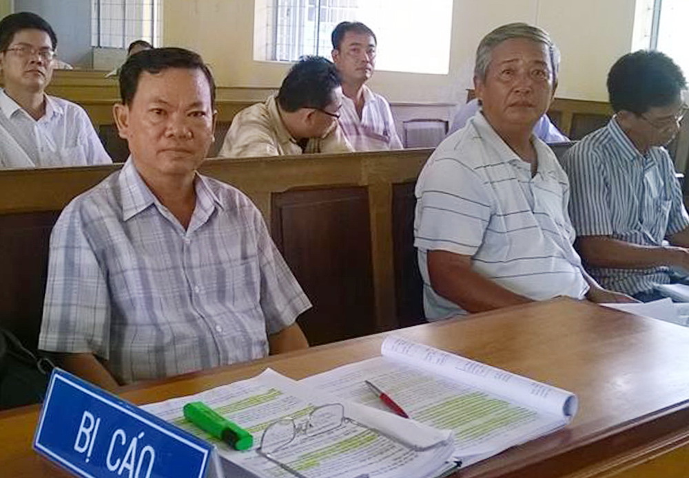 Ông Nguyễn Viết Lượng (ngồi hàng đầu, bìa trái) cùng các đồng phạm trong phiên xét xử lại mới đây