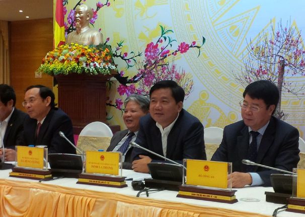 Bộ trưởng Đinh La Thăng (thứ 2 từ phải qua) cho biết đ&atilde; đề nghị Tổng cục Cảnh s&aacute;t - Bộ C&ocirc;ng an v&agrave;o cuộc vụ b&uacute;t ph&ecirc;