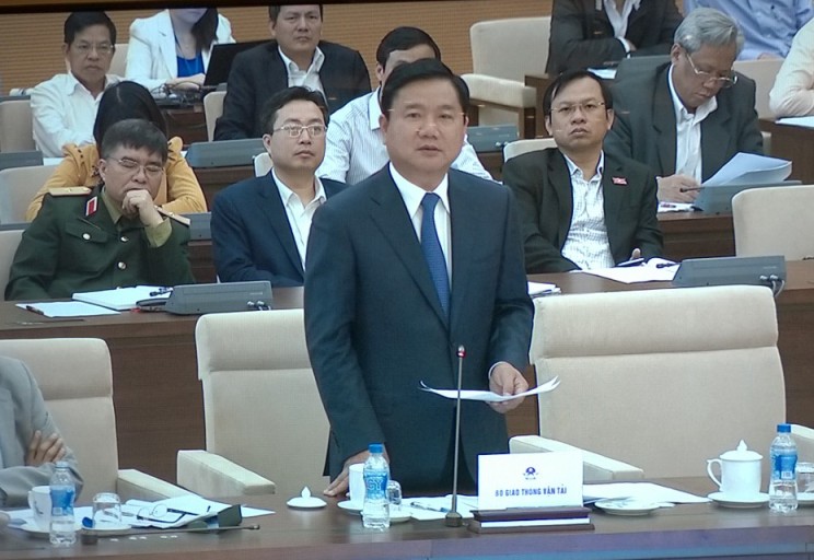 Bộ trưởng GTVT Đinh La Thăng tr&igrave;nh b&agrave;y giải tr&igrave;nh bổ sung về b&aacute;o c&aacute;o đầu tư dự &aacute;n s&acirc;n bay Long Th&agrave;nh UBTVQH s&aacute;ng 26-2