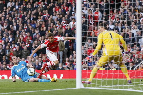 Giroud nỗ lực trước khung th&agrave;nh Sunderland