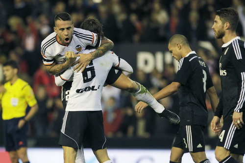 Otamendi vui mừng sau bàn ấn định tỉ số 2-1 cho Valencia