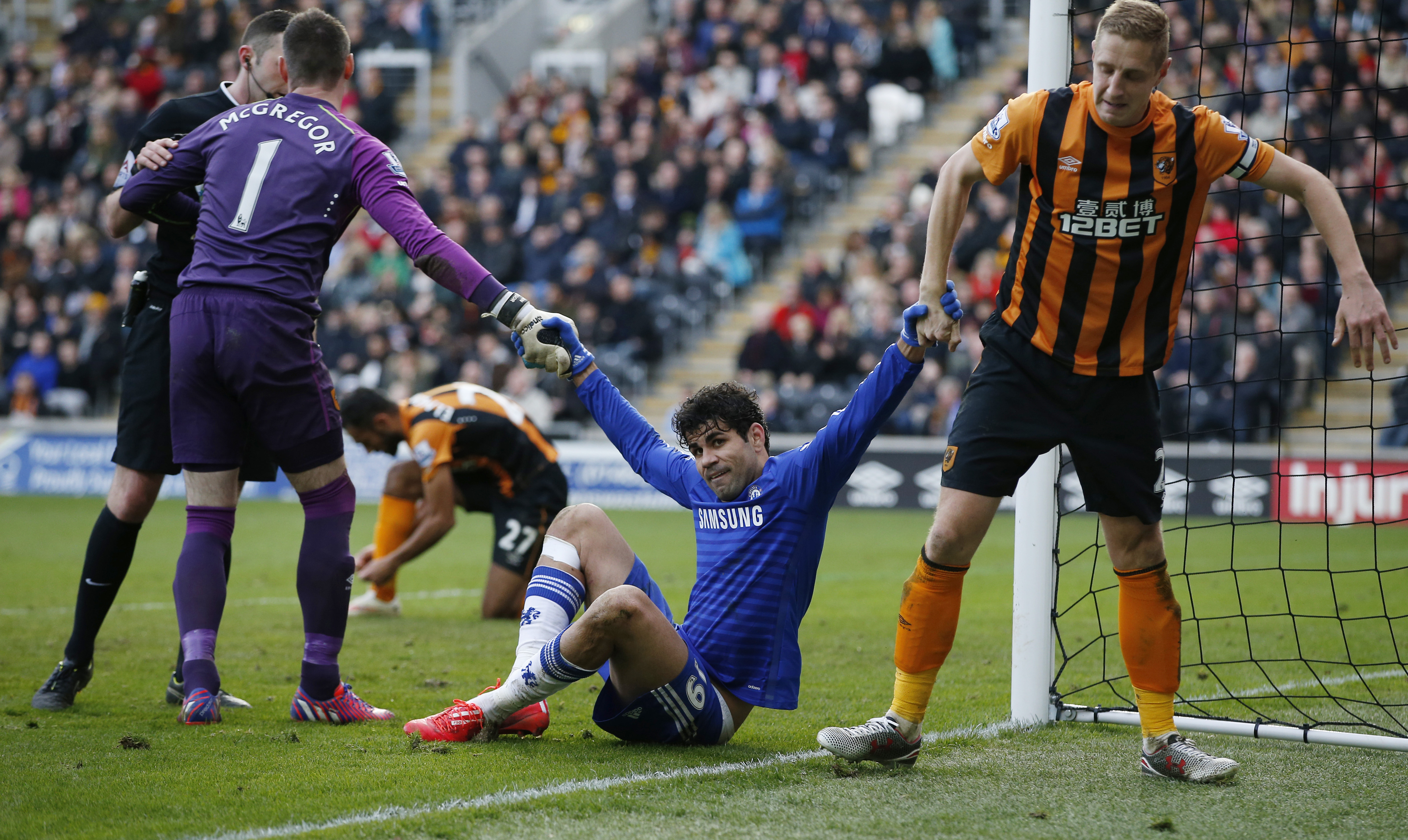 Tiền đạo Diego Costa được cá cầu thủ Hull City dìu ra sân