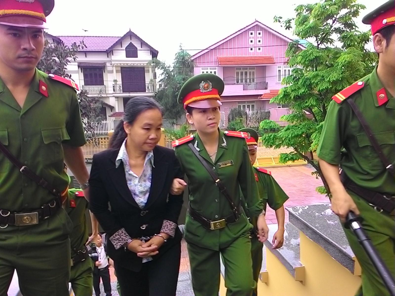 Bị c&aacute;o Nguyễn Thị Thuận được dẫn l&ecirc;n t&ograve;a x&eacute;t xử