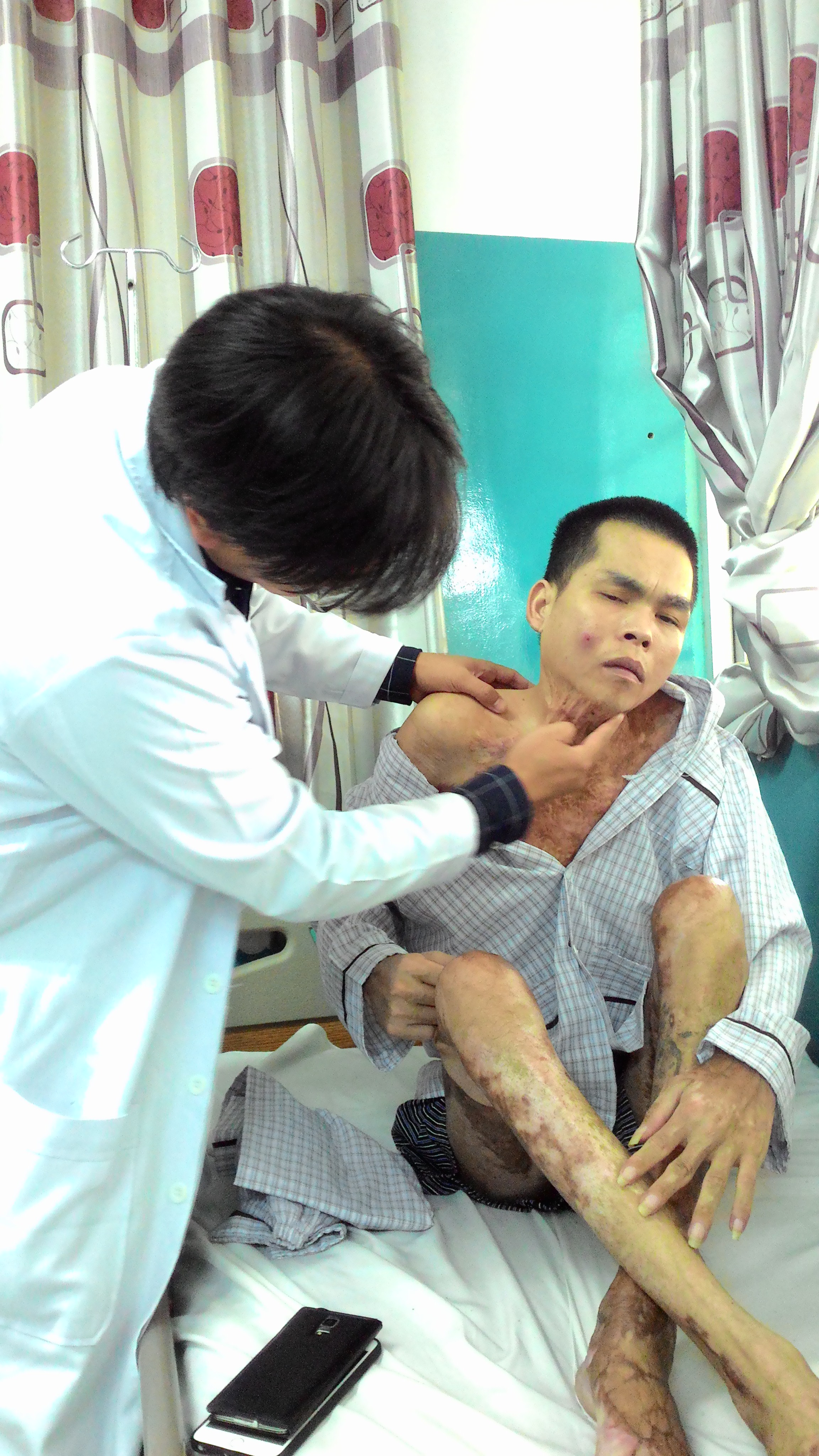 Anh còn được phẫu thuật thêm một lần nữa để chức năng xoay đầu cổ cải thiện.