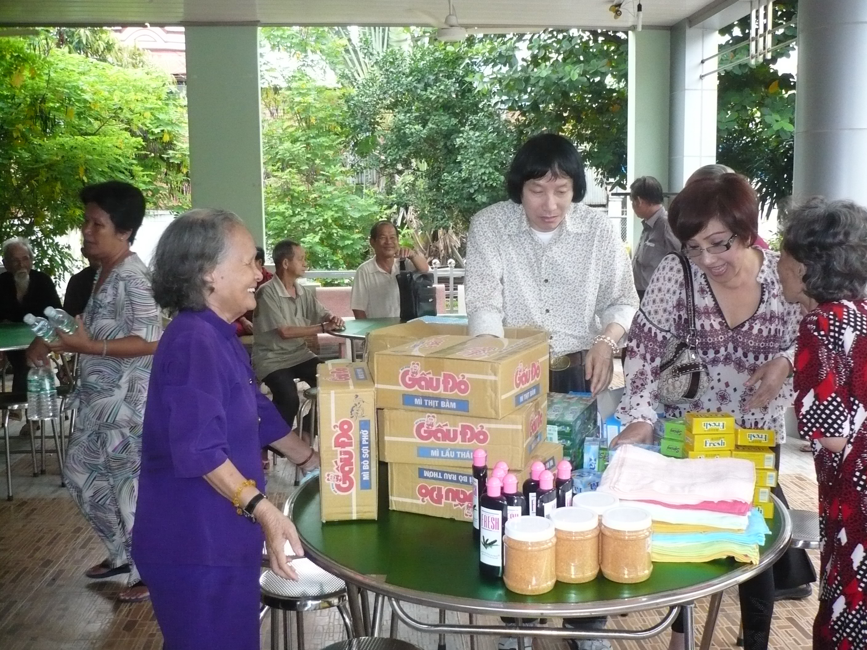 NSƯT Minh Vương, NSND Lệ Thủy mang qu&agrave; đến thăm Khu dưỡng l&atilde;o nghệ sĩ TPHCM 