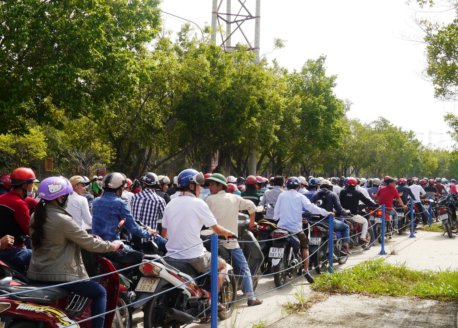 C&agrave;ng về chiều kh&aacute;ch tham quan k&eacute;o đến c&agrave;ng đ&ocirc;ng, khiến lối dẫn v&agrave;o KLD kẹt cứng. Một chiếc xe m&aacute;y mất 30-45 ph&uacute;t mới t&igrave;m được b&atilde;i đậu xe.
