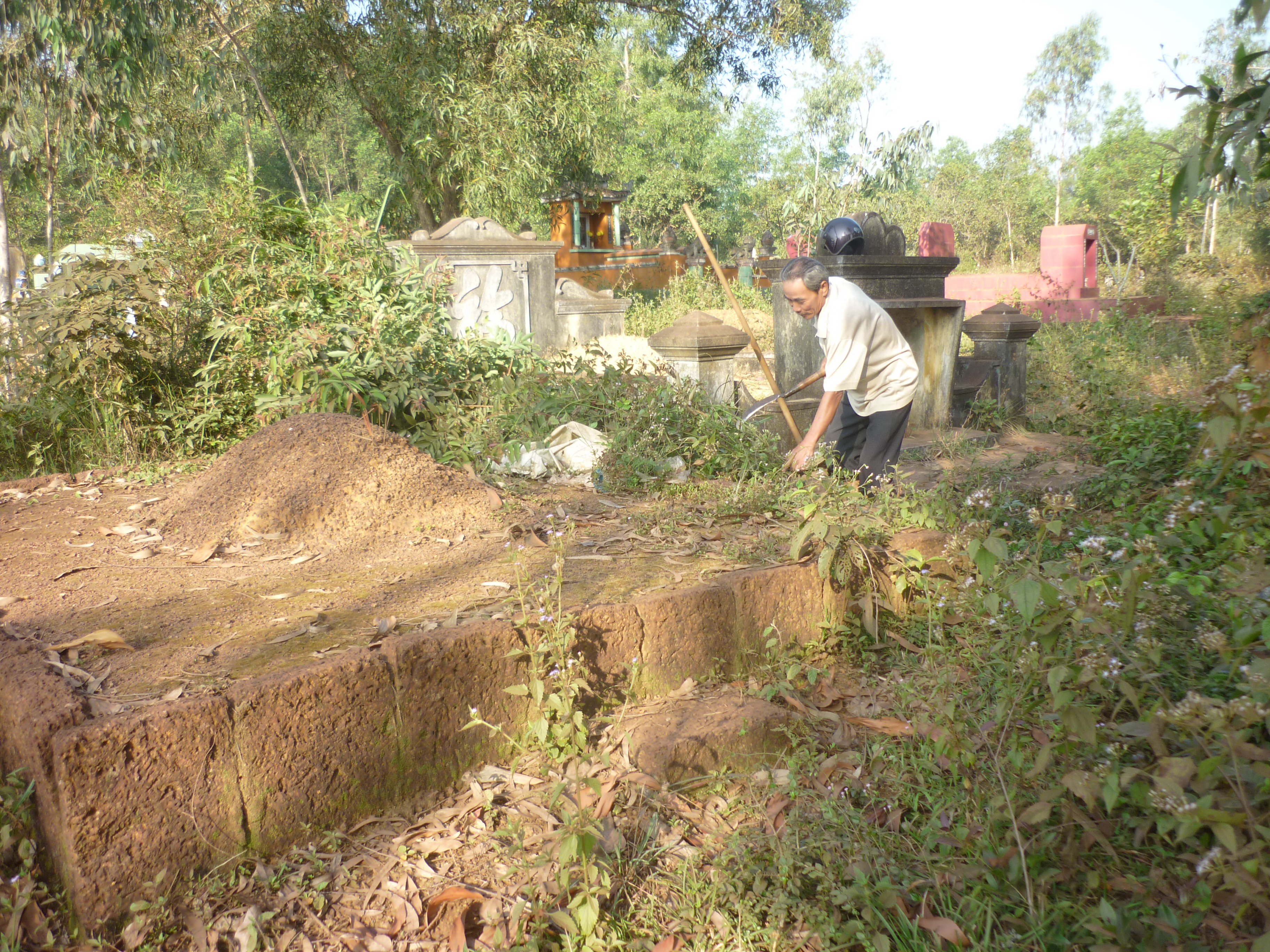 Tảo mộ &ocirc;ng b&agrave; trước Tết. Ảnh: K.Anh