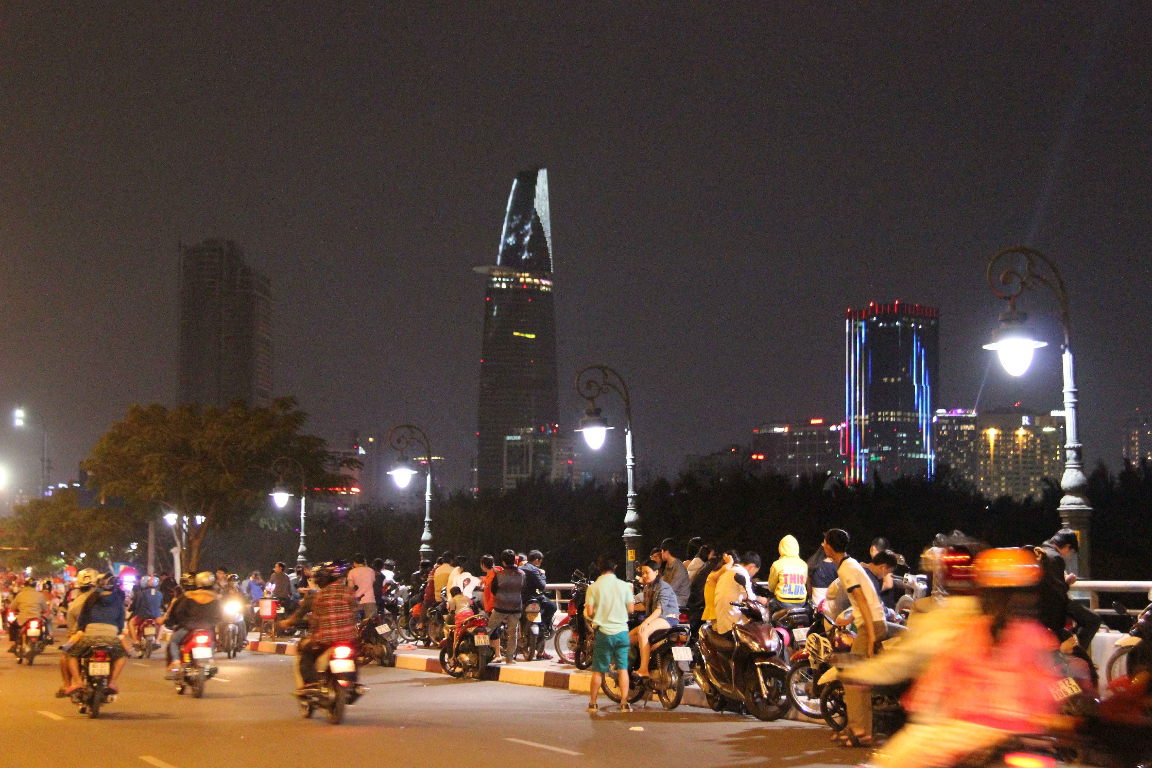 Chờ thời khắc đ&oacute;n năm mới